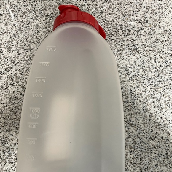 Rubbermaid, Flexible 2qt/1L Red Top & Frosted Clear Container with indented grip - Picture 3 of 14